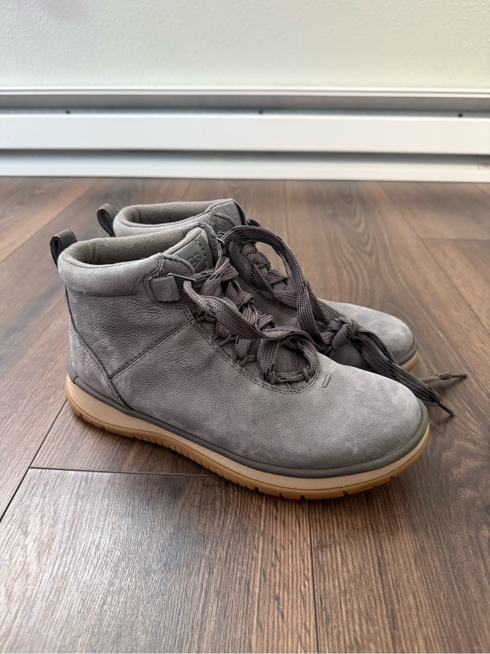 UGG Women’s Lakesider Ankle Sneaker Size 8